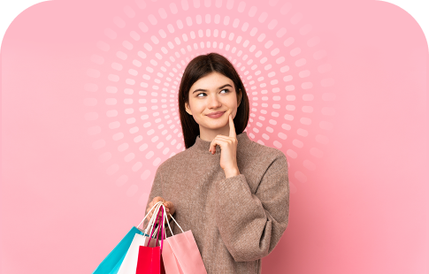 Menina em fundo rosa segurando sacolas pensando o que comprar